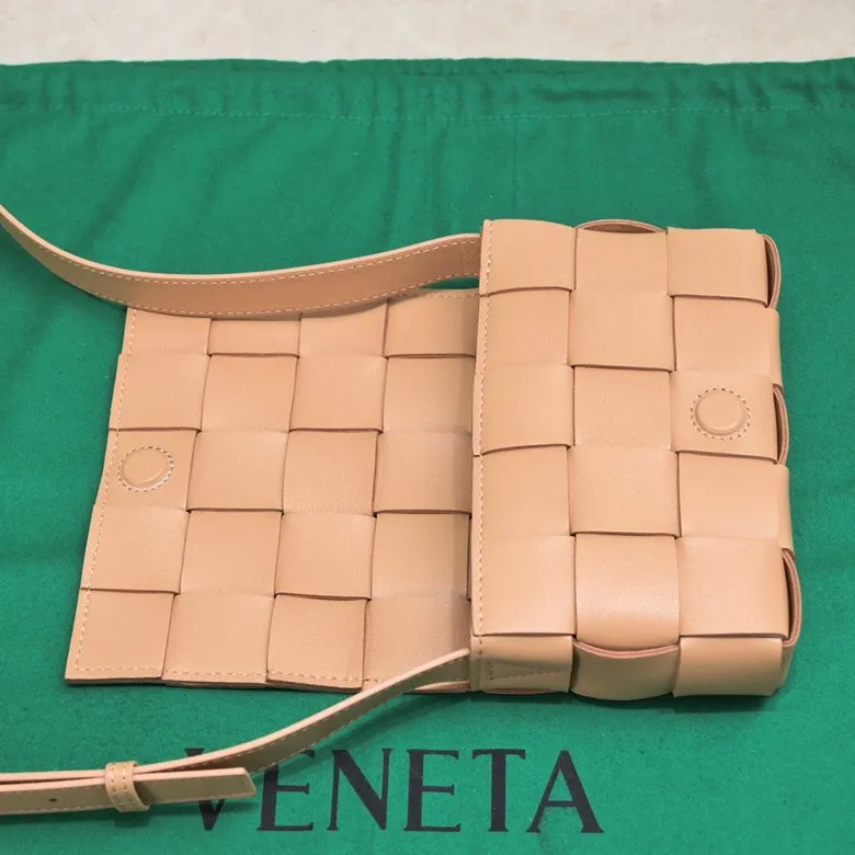 Ready stock, first release on the whole network ♨️♨️ (mini size) BV sheepskin + 15 grid cassette + limited edition 🉑️🉑️🉑️ Classic, high-end and simple. This upper body is super refreshing! Paired with the BV parrot green on the sides, it’s very stylish but not exaggerated! Model: 7587 Size: 19*5.5*12cm